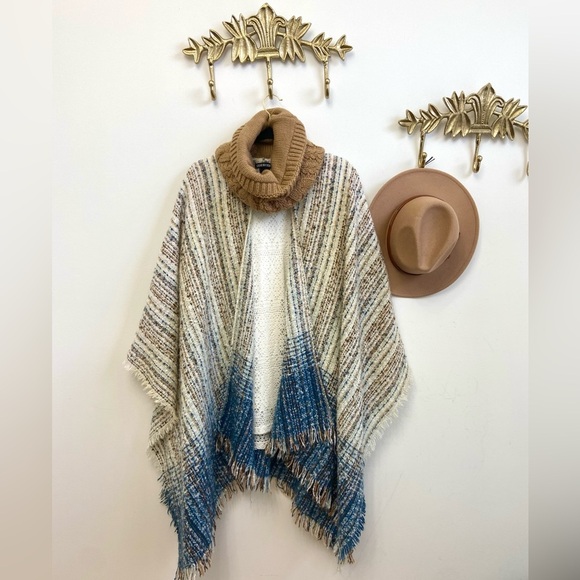 Beautiful boucle style poncho/shawl one size - Picture 4 of 5